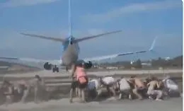 Skiathos, vacanza da incubo per una turista italiana: travolta dal vento dei motori di un aereo 