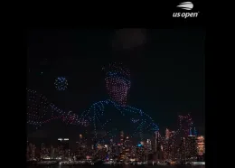 Lo spettacolo dei droni sull'East Rider a New York per celebrare Roger Federer: il video &egrave; mozzafiato