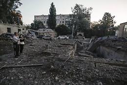 Esplosioni a Bucha e Myla: almeno 27 morti, centinaia evacuati e l'allarme di Tusk per un possibile autunno di escalation