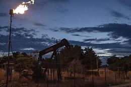 Trump proclama il controllo su 65 miliardi di barili del Venezuela: svolta energetica o cessione di sovranit&agrave;?