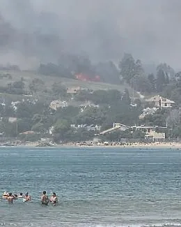 Collina a ridosso del mare in fiamme a Menfi: abitazioni evacuate e strada chiusa