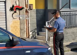 Ubriaco sfonda la finestra della casa della nonna e si addormenta sul divano: arrestato