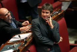 Di Battista non pu&ograve; ancora tornare: saranno i medici del Gemelli  ad andare da lui a Cuba