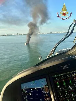 Yacht di lusso in fiamme a Jesolo, fumo visibile a chilometri di distanza: salvataggio miracoloso per 10 persone