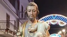 Villafrati, San Giuseppe cade dal fercolo durante la processione: ferito un uomo di 56 anni
