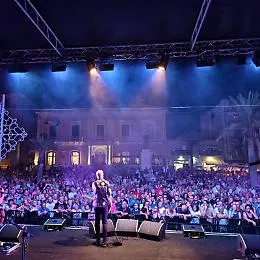 Pozzallo, il concerto di Enrico Ruggeri sbanca