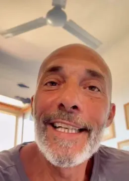 Notte di paura per Max Laudadio: aggredito nel giardino di casa finisce in ospedale