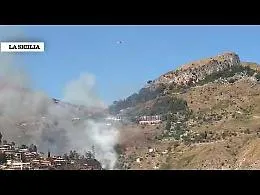 Fiamme a Taormina, il fuoco a ridosso delle abitazioni: De Luca salva una donna e il suo cane