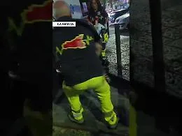 Ambulanza tra i rifiuti, la barella costretta a farsi strada tra materassi e mobili 