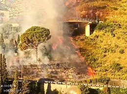 Fiamme minacciano Taormina, l'allarme del sindaco De Luca: &laquo;La citt&agrave; brucia!&raquo;