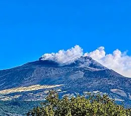 Etna: ci risiamo? Debole emissione di cenere e scatta il Vona arancione