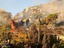 Taormina avvolta da fumo e fiamme: l'incendio si propaga alla vicina Castelmola