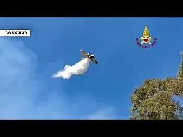 Fiamme a Taormina, Letojanni e Castelmola: Canadair ed elicotteri in azione, case a rischio 