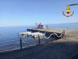 Vulcano, auto finisce in mare: morto un anziano