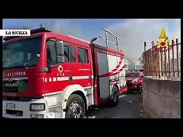 Incendio alla zona industriale di Catania nella notte: deposito di materiale organico e oli esausti