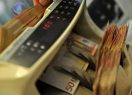 Conti correnti, il paradosso dei tassi: quasi il 18% per andare in rosso, zero euro per chi lascia soldi in banca