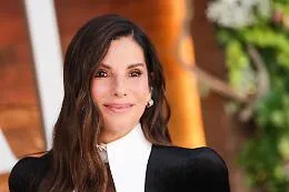 Sandra Bullock, il ritorno con &ldquo;Amori & incantesimi 2&rdquo; e quel racconto sugli Ufo che riapre il confine tra confessione e realt&agrave;