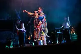 Musica, poesia e ritmi tribali: il live di Mannarino a Catania 