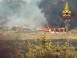 La Sicilia ancora avvolta dalle fiamme: roghi in pi&ugrave; province con case e strutture messe in sicurezza