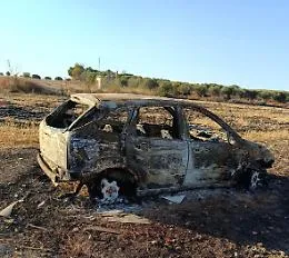 Vittoria, auto completamente carbonizzata a pochi passi dal Parco Serra San Bartolo