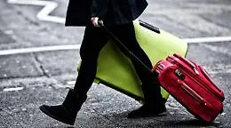 La generazione trolley riguarda anche i genitori: guida alla vita "da remoto", affinch&eacute; i figli spicchino il volo