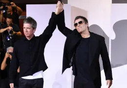 I fratelli non pi&ugrave; nemici, a Venezia la riconciliazione degli Oasis: &laquo;Non guardiamo al passato con rabbia&raquo;