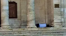 Vittoria, migrante si addormenta sotto il portico del prospetto del teatro: &egrave; polemica