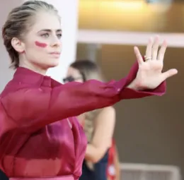 Un rossetto per dire basta: Greta Scarano segna il volto contro la violenza sulle donne a Venezia 83