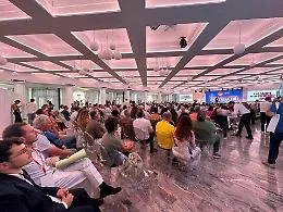 &laquo;Uniti si vince, li mandiamo a casa&raquo;: il campo largo si d&agrave; la carica alla convention di La Vardera (e c'&egrave; il &laquo;No&raquo; a De Luca)
