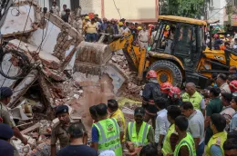 Tragedia a Delhi: crolla un edificio di cinque piani, almeno sei vittime