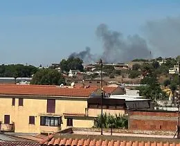 Vittoria, incendio a Montecalvo: fumo visibile a chilometri di distanza