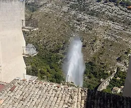 Ragusa, ingente perdita in via Monelli: acqua a fiumi