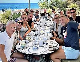 Francesco Totti chiude il tour siciliano: cena a Taormina con Noemi e gli amici ex calciatori