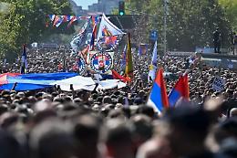 L'addio a Ratko Mladić come un test politico per la Serbia di oggi divisa tra celebrazione militare, memoria negata e aspirazioni europee
