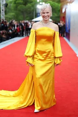 La moda sul red carpet della Mostra del Cinema: Pamela Anderson abbaglia in giallo