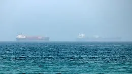 Nuova escalation tra Stati Uniti e Iran: Washington distrugge cinque petroliere, Teheran attacca navi e base Usa