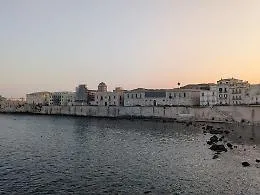 Ortigia paga il prezzo del boom: hotel e b&b pi&ugrave; che alloggi. Le associazioni: &laquo;Perdiamo il valore sociale del quartiere&raquo;