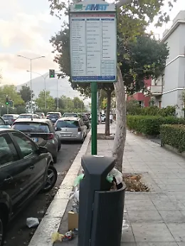 Palermo: Viale Michelangelo, cestino dei rifiuti pieno da oltre venti giorni alla fermata dell&rsquo;autobus