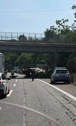 Collisione tra due mezzi pesanti lungo l'A18: morto uno degli autisti appena sceso dal tir