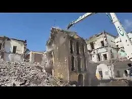 Addio al fortino della camorra: demolita la torre di Palazzo Fienga 