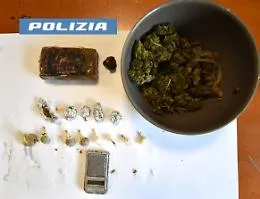 Il fiuto di Briska trova la cocaina e l'hashish nello scarico della fogna, arrestato un giovane a Caltagirone
