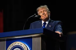 Usa, i democratici all'attacco di Trump per la promessa dei 5.000 dollari. E rispunta anche Hillary Clinton