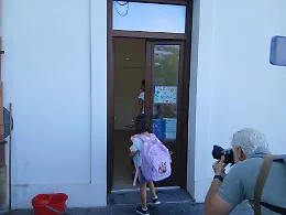 Dopo vent'anni riapre la scuola pi&ugrave; piccola d'Europa e suona la campanella per l'alunna Aysha 