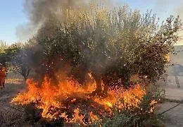 Vittoria, ancora fuoco e fiamme
