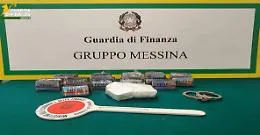 Scende alla stazione di Messina con due trolley pieni di droga, arrestato: sequestrati stupefacenti per 130mila euro