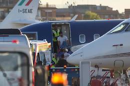 Alessandro Di Battista &egrave; tornato in Italia: aereo atterrato a Ciampino 