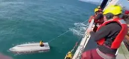 Per tre giorni sullo scafo della barca dopo il naufragio nel gelo del mare dell'Alaska: il video del salvataggio