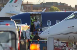 Di Battista atterra a Roma dopo il volo sanitario da Cuba: ricoverato d'urgenza al Gemelli, le sue condizioni 