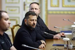 Locomotiva incendiata al confine polacco-ucraino: raid con droni paralizza la linea Kiev-Varsavia