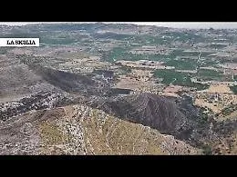 La collina di Avola il giorno dopo il devastante incendio. Le immagini dal drone 